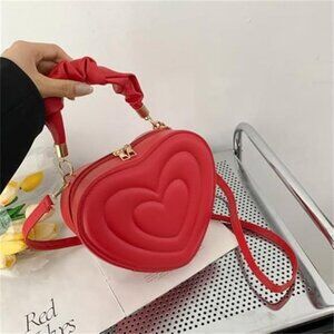 Heart Shaped Purse Crossbody Bag Vegan Leather Cute Shoulder Bag with Strap